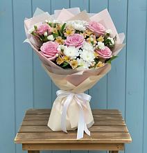 Букет цветов из:  Гвоздики, Орхидеи и Розы в Миньяре