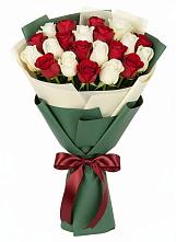 Букет Микс из красных и белых роз в Миньяре