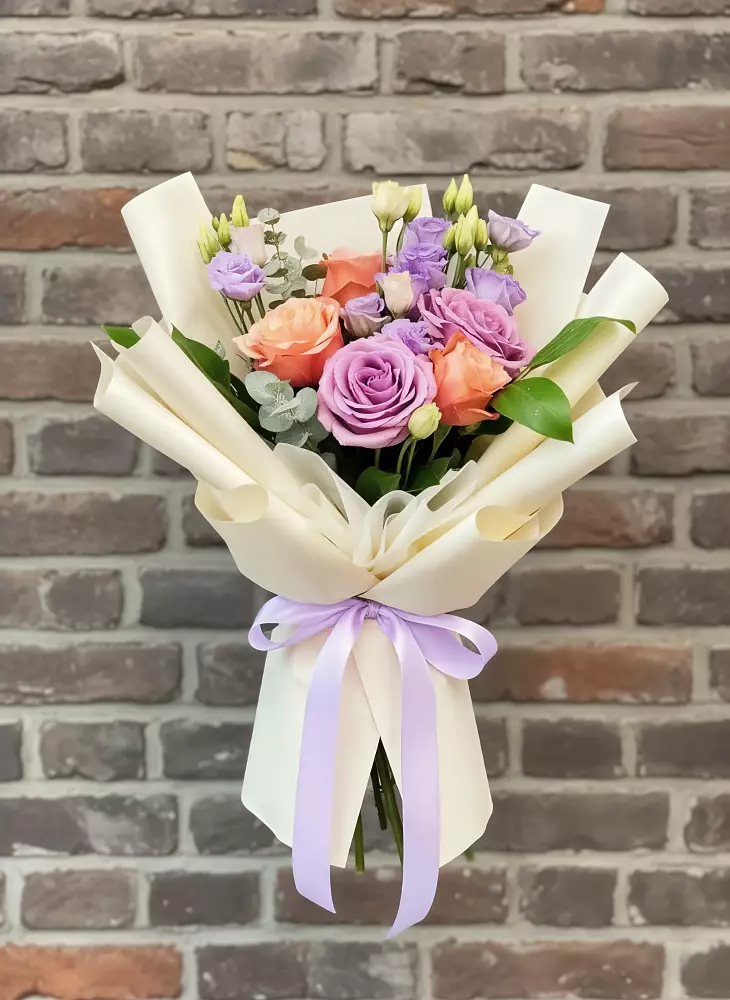 Букет цветов из: Лизиантусы и Розы в Миньяре