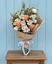 Букет цветов из:  Альстромерии, Лизиантусы, Розы и Хризантемы в Миньяре