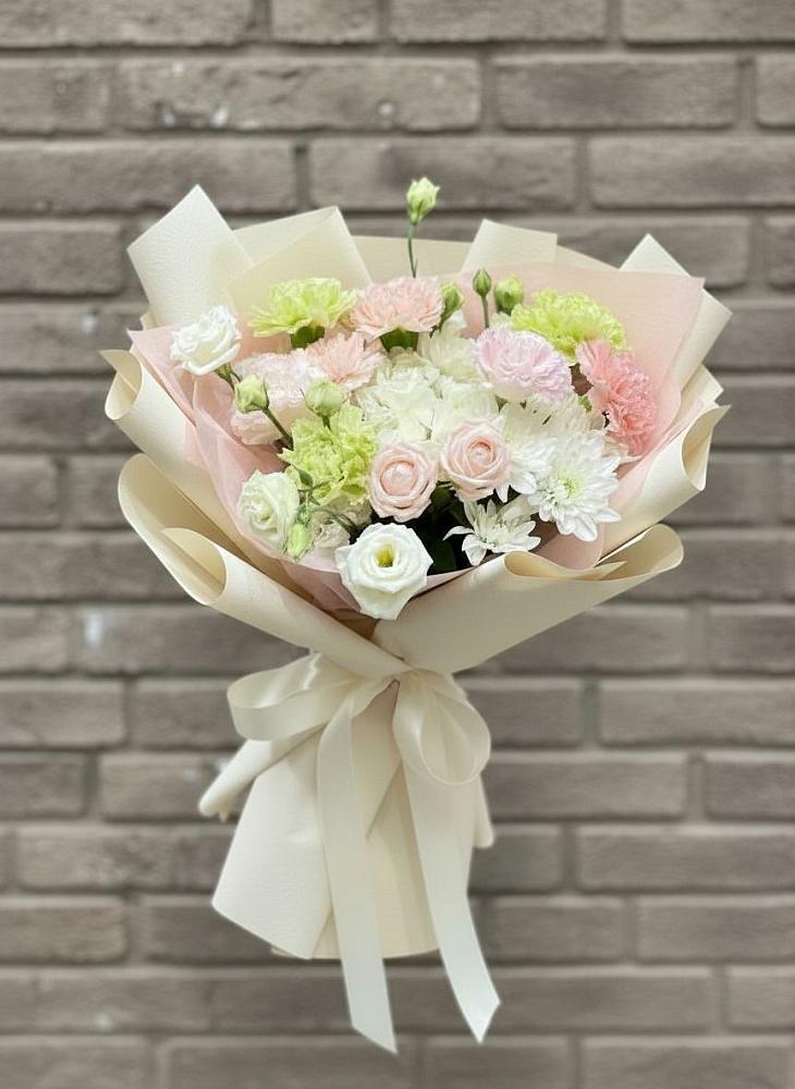 Букет цветов из: Гвоздики, Розы, Лизиантусы и Хризантемы в Миньяре