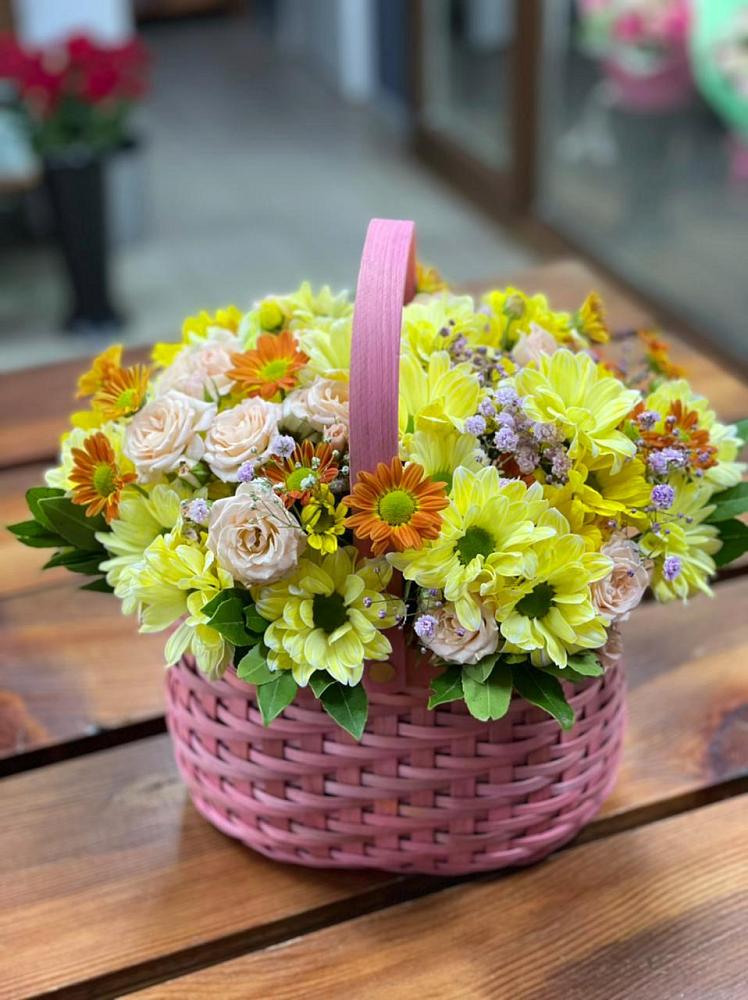 Цветочная композиция из Хризантемы и Розы в корзине в Миньяре