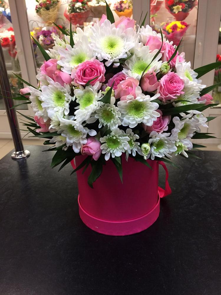 Цветочная композиция из Розы и Хризантемы в шляпной коробке в Миньяре