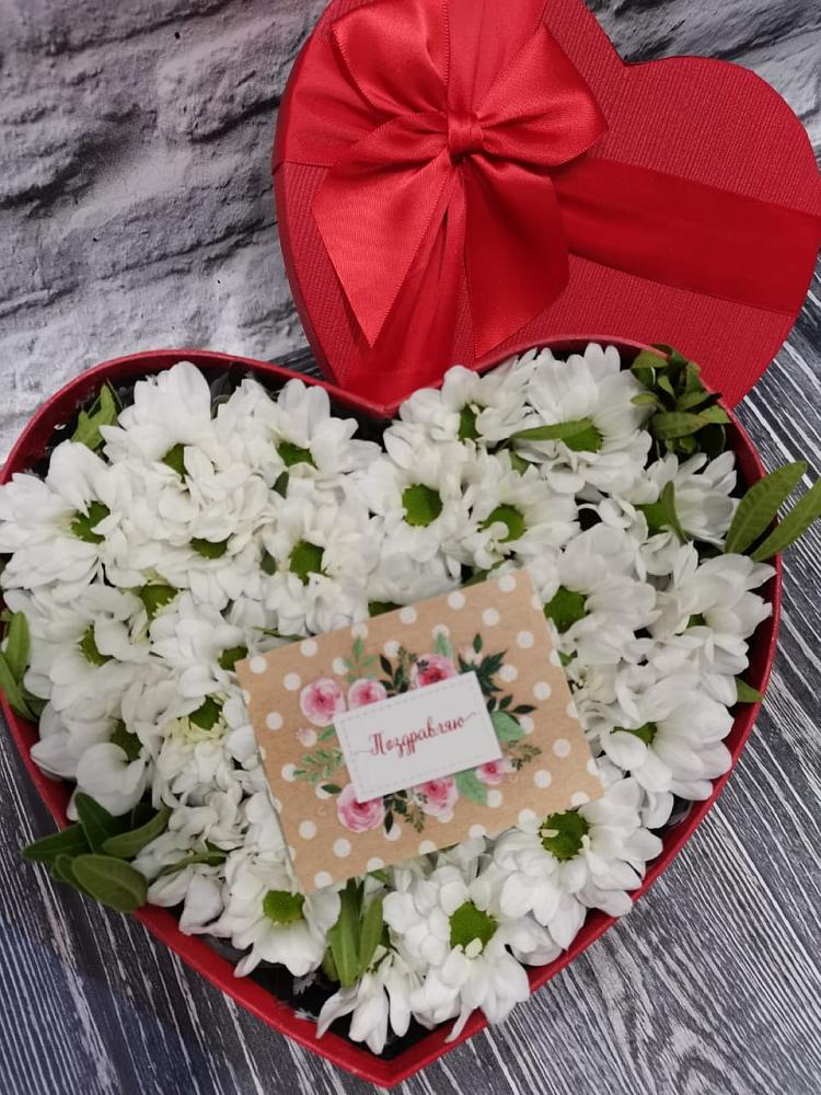 Цветочная композиция из Хризантемы в виде сердца в Миньяре