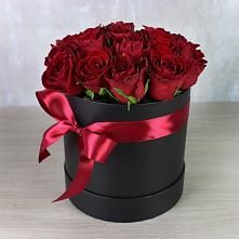Цветочная композиция из Розы в шляпной коробке в Миньяре