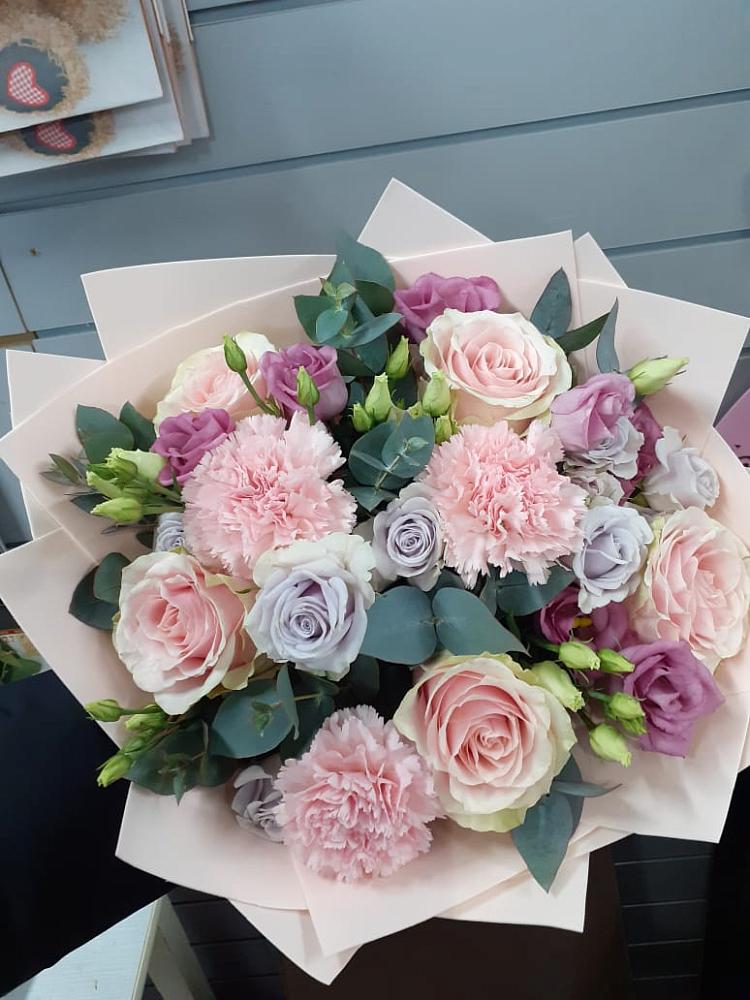 Букет цветов из: Розы, Гвоздики и Лизиантусы в Миньяре