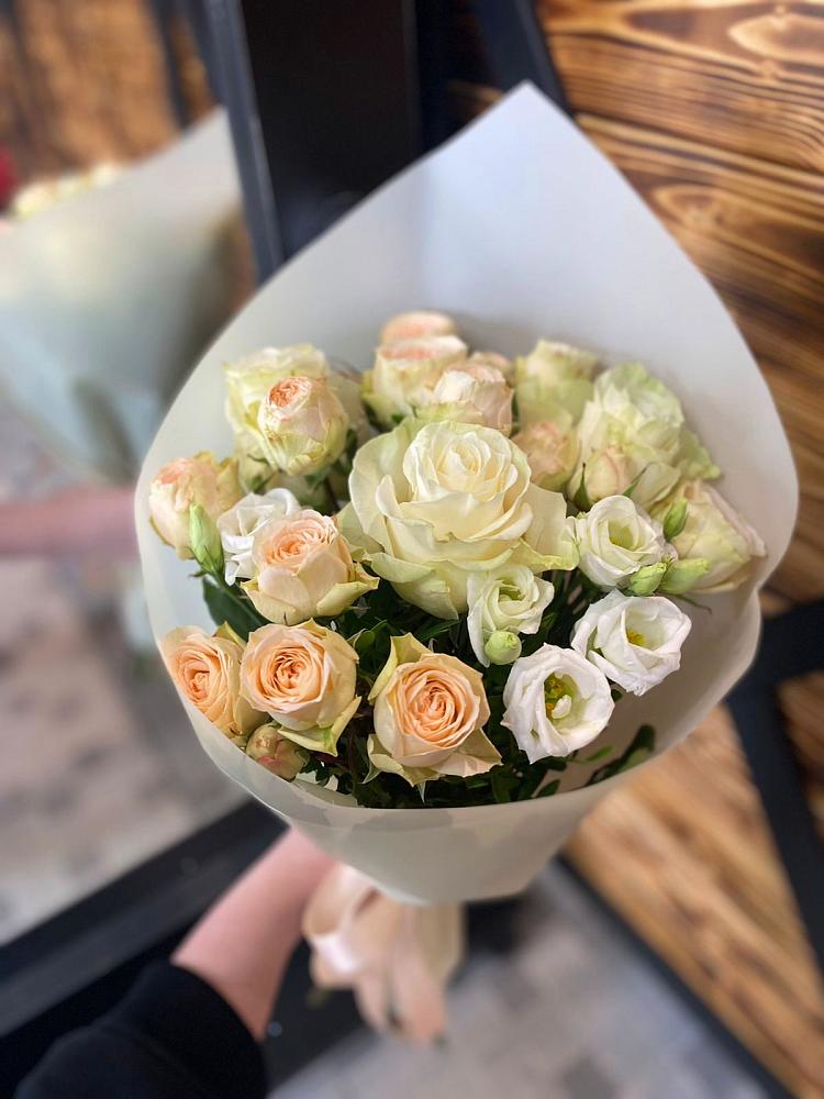 Букет цветов из: Розы и Лизиантусы в Миньяре